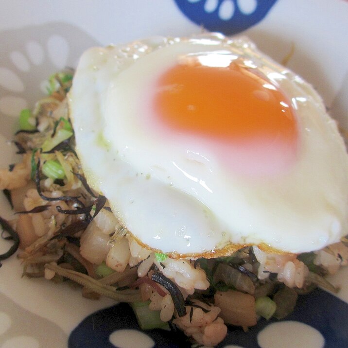 カブとひじきとジャコのチャーハン目玉焼きのせ